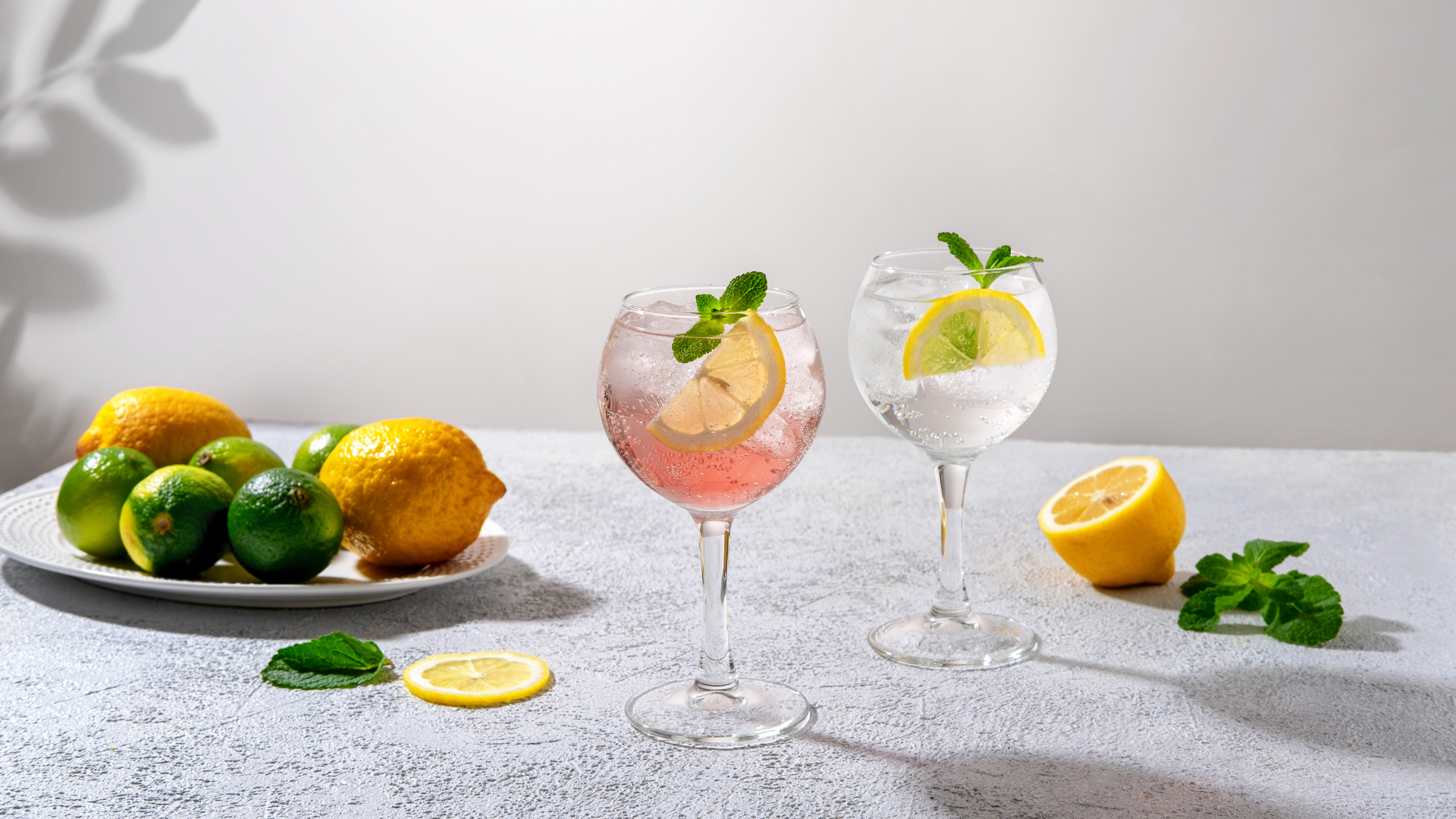 verres de gin avec des citrons